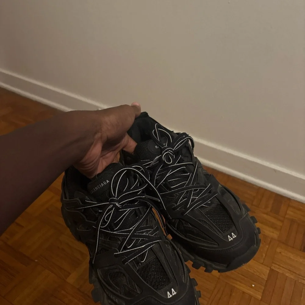 Balenciaga Black Athletic Shoes with Modern Design - Picture 2 of 2